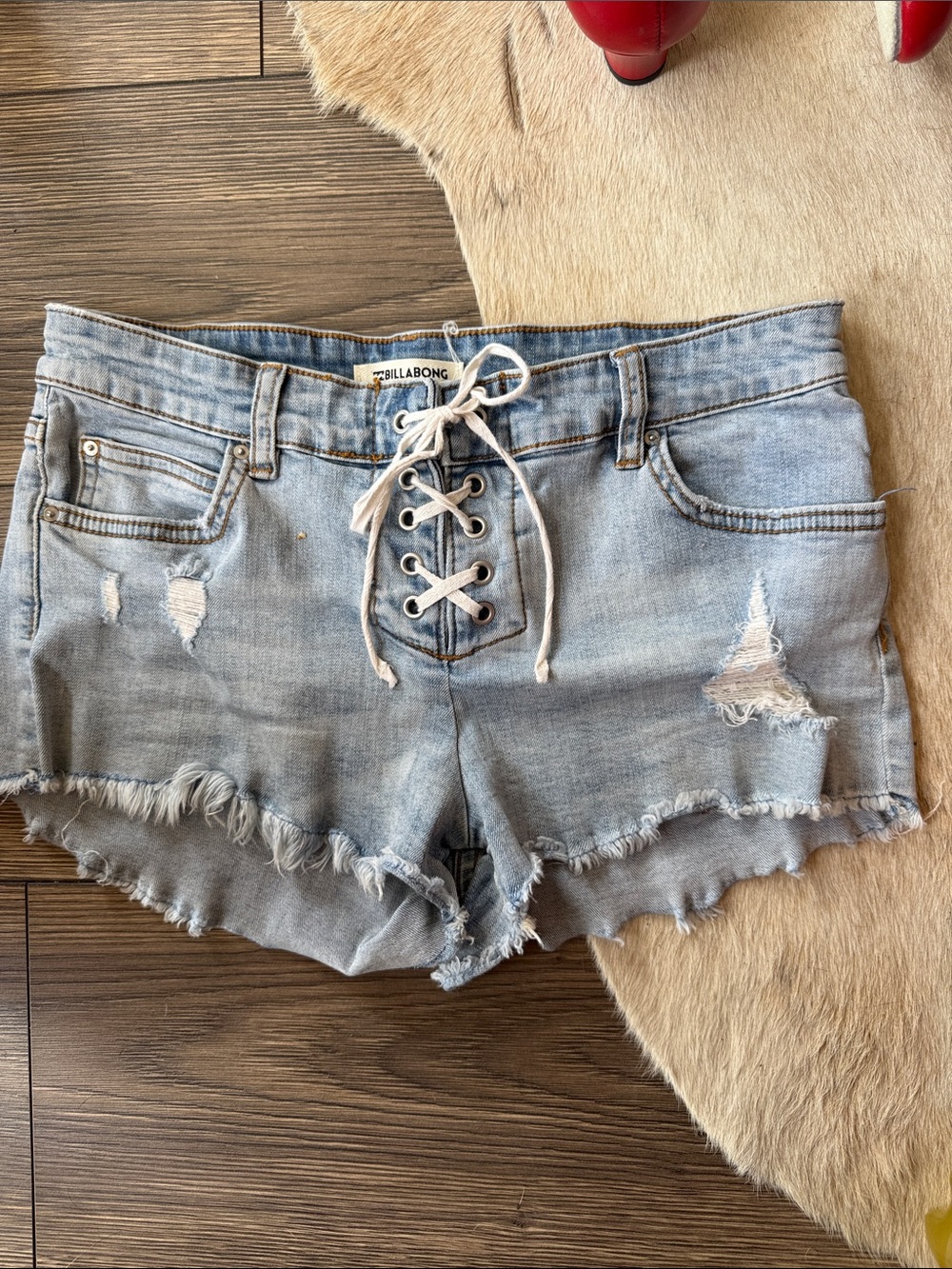 Billabong Lace Up Distressed Denim Cutoff Shorts Size 26 Light Wash - Picture 2 of 14